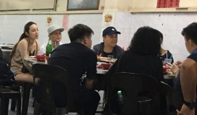 倾斜田被目击带长发女友在吉隆坡吃消夜。