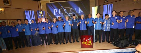 霹州国阵周二公布24国59州侯选人,部分侯选人与副首相(左10)及大臣赞比里(左9)合照。