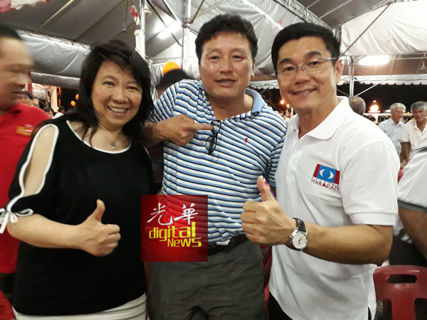郑国霖(右)与从美国回马投票的林德里夫 。
