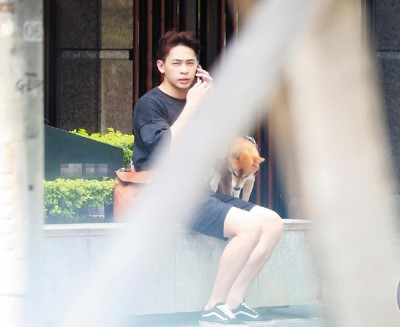 孙玮廷带着谢佳表现底狗下楼散步。