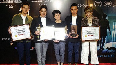 《宠我》迄今在各影展摘获93个奖项,正式被列入马来西亚纪录大全,(左起)李伟燊、虞日新、罗冠兰、执行监制陈建成及狄妃。