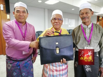 武吉拉达州席的独立人士拿督莫哈末依斯迈(66岁米商),使用的竞选标志是书包。