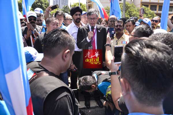 蔡添强无法第4次角逐峇都区，向落寞的支持者发表谈话。