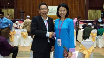 国阵候选人蔡天喜及公正党候选人颜艾菱先礼后兵。
