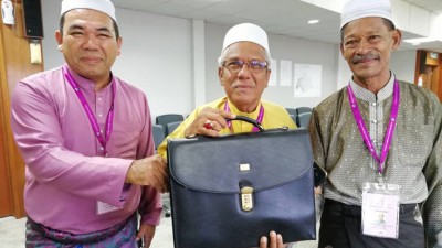 武吉拉达州席的独立人士拿督莫哈末依斯迈(66岁米商),使用的竞选标志是书包。