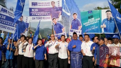 蔡昇沅(左5起)、胡栋强、力亚卡及方志伟,在众多支持者陪同下,抵达提名中心。