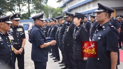 弗兹周一出席全国警察总部月度集会时,颁发国家英雄勋章给警官。