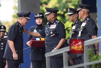 弗兹周一出席全国警察总部月度集会时,颁发国家英雄勋章给警官。