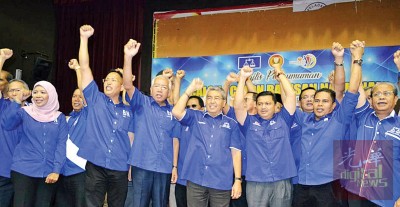 吉打州国阵今日宣布15国36州候选人后,阿末峇沙(右4)率领候选人高喊"hidup BN"。