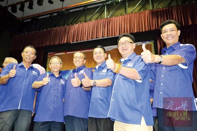 吉打州马华出战2国4州,6马华候选人比起“好”的手势,左起许汉宏、梁荣光、姚炜豪、陈勇桦、蔡通易、梅振仁。