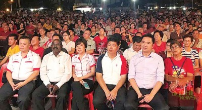 尽管政治座谈会落在周三晚上,却依然吸引逾3000市民到场支持。