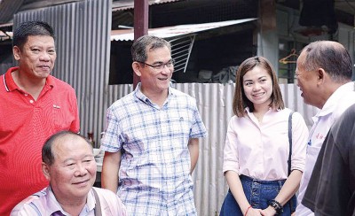 邱琣棋在前辈吴氵伏安带领下,走入选区与当地选民互动。