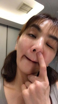 Ella对于扮丑不遗余力。