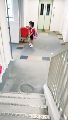 张女士之7东女吃阿窿拍下视频。