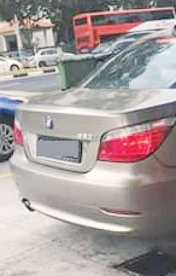 宝马汽车司机声称自己只要打10元汽油,打油工却把油缸打满。