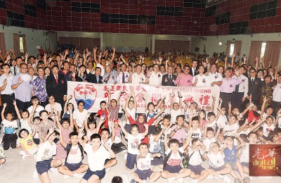 林冠英(左11起)、刘锡山与嘉宾及学生们一起合照留念。