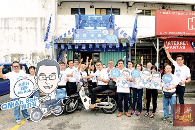 林瑞木高举“大家好,我是Ah Bok”的Q版肖像。