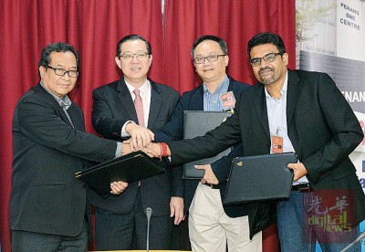 在林冠英见证下,槟州发展机构总经理罗斯里与租用槟州中小型企业中心空间公司交换已签署的租约。