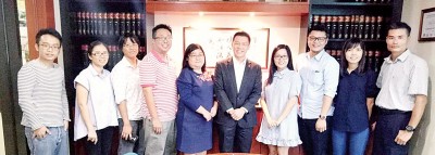 倪可敏在联访后与各中文报媒体合摄。