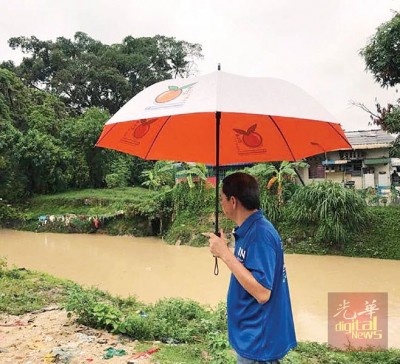 雨下不停,李文典担心发生水患,因此早上先到槟榔河关注河水暴涨问题。