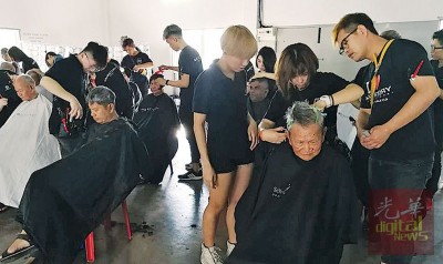 住户集体享受免费理发的乐趣。