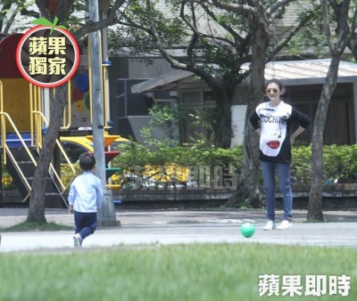 大S陪儿子在公园踢球,撑腰时才看出明显的孕肚隆起。