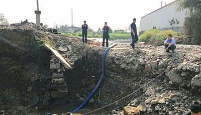 四川广汉有地盘工人发现一枚迫击炮弹。