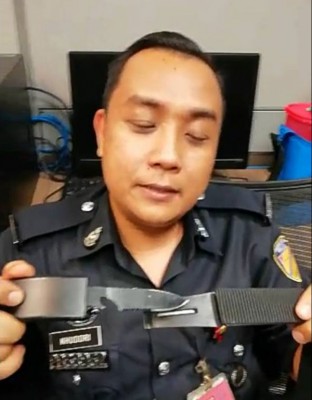 裤带内另有乾坤,暗藏小刀。