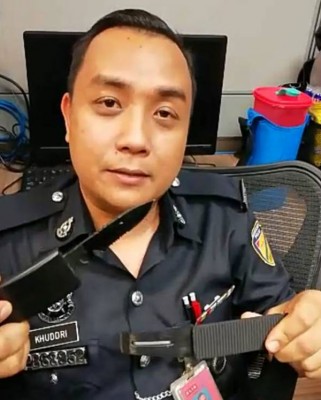 小刀的刀柄以裤带扣子作掩饰,难以发现。