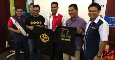 又迪(被)捐赠衣服予仍斯迈(左2)以及安冉(右2)。