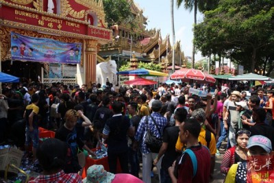 由于缅佛寺及泰佛寺在同日进行泼水节,使得寺庙门前的人潮挤得水泄不通。