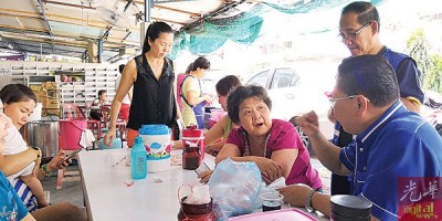 马华峇眼区会团队走访民间展开拜票活动,图摄于麦曼珍巴刹。