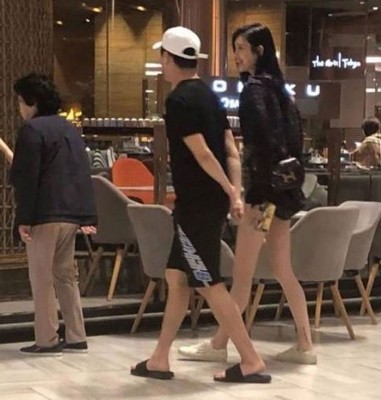 赌王四房子何猷君被网友目击和中国超模奚梦瑶蜜游曼谷。