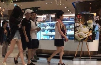 奚梦瑶(左一)与何猷君一家人同游曼谷被网友撞见拍下照片。