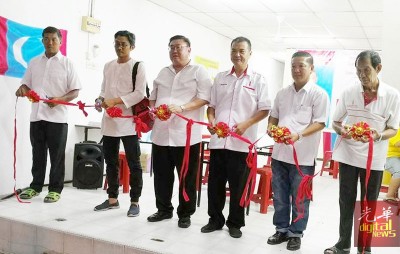 杨镇源(左起)、依兹占阿迪、苏健祥、伍薪荣、郑成泉及黄锡钦为玻州行动党第一间大选备战行动室主持剪彩启用仪式。