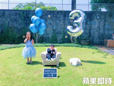 关颖让一对儿女Phi Phi和CC和数字3气球合影,宣布自己怀第三胎。
