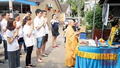 益祥之2称弟弟益成以及益炜,和谊妹梁延婷以及挚友伍小姐,手合十诵经助念益祥向深极乐。