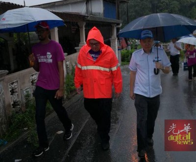 行动党候选人李俊杰及王康立一早抵达丰盛园,视察该区雨后的状况。
