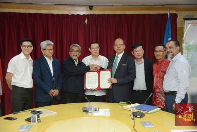 法力占宣布阿都力(左3)同阿莫扎基尤丁(左2)也槟伊斯兰理事会正副主席。