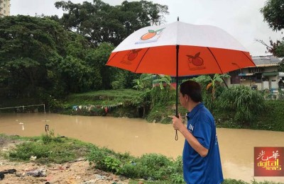 雨下不停,李文典担心发生水患,因此早上先到槟榔河关注河水暴涨问题。