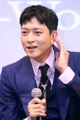 姜栋元获封韩国“四大公共财产”之一,但他直言只想要过自己的生活,不想成为公众关注焦点。