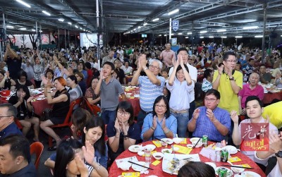 希联领袖台上致辞,台下民众热烈拍掌和欢呼。
