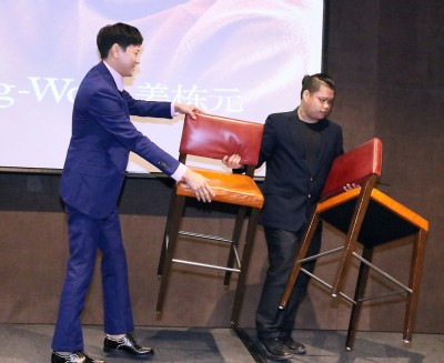 韩国“神秘男神”姜栋元出道15年首度来马,有别一般韩星来马限制多多,他对媒体的提问都有问必答,态度亲切,甚至还帮忙搬椅子,超亲民。