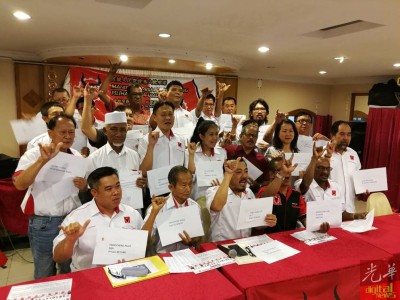 无数候选人在会上展开造势,高喊人民党万岁,又手举牛头手势。