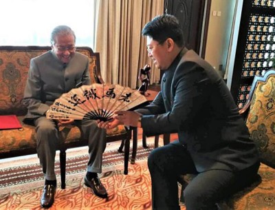 白天向敦马展示中国书画艺术瑰宝之一的折扇,还题上“老马识途”,两人言谈甚欢。