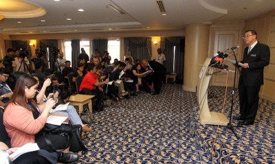 林冠英周四召开记者会,吸引多家媒体采访。