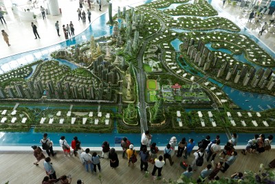 马哈迪曾批评“森林城市”(Forest City)房产项目,指房价均在26万美元以上,一般马来西亚人根本无力购买。