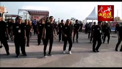 李宗伟到峇眼拿督waterfront广场和民众大跳热身操。