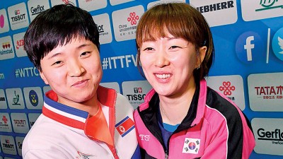 朝鲜女将金松怡(左)以及韩国削球手徐孝元揽留影。