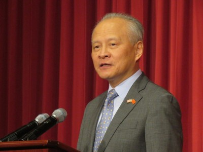 崔天凯接前来参观使馆的人物。